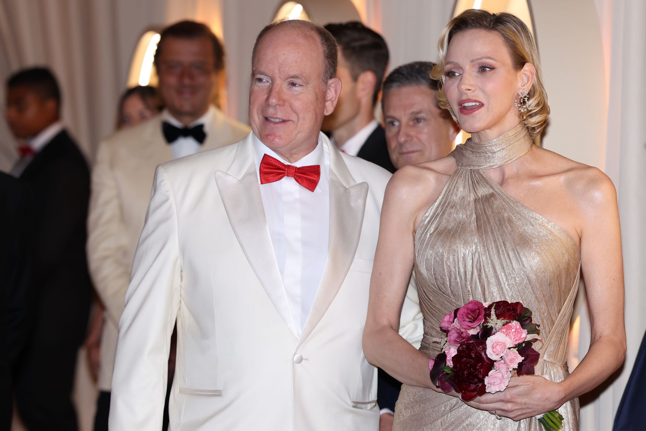 Księżna Charlene w złotej sukni bryluje u boku męża