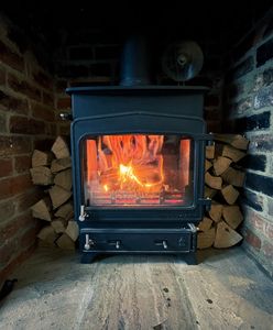 Zakaz palenia drewnem w kominku? Resort klimatu zabrał głos