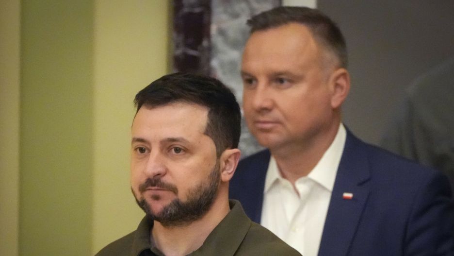 Prezydent Andrzej Duda w KijowieUkrainian President Volodymyr Zelenskyy, foreground, and Polish President Andrzej Duda walk, during their meeting in Kyiv, Ukraine, Sunday, May 22, 2022. (AP Photo/Efrem Lukatsky)AP