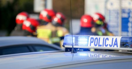 Wypadek w Pleszewie. Ciężarówka wypadła z drogi, spore utrudnienia