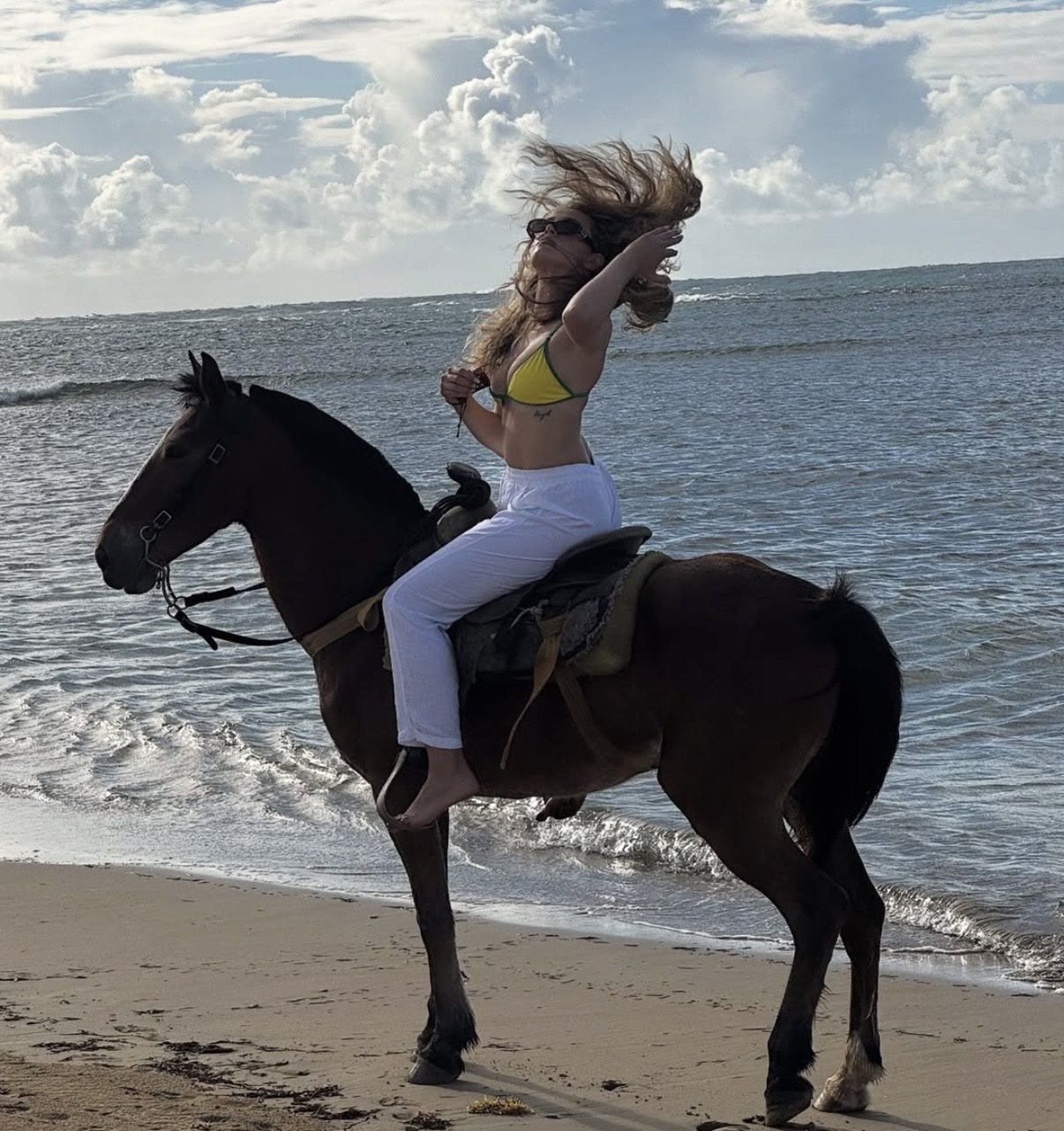 Wiktoria Gąsiewska jeździ konno po plaży 