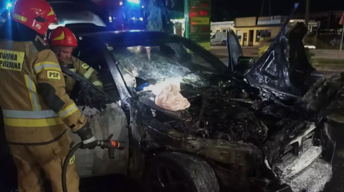 Pożar samochodu na stacji paliw w Sandomierzu. Strażacy w akcji