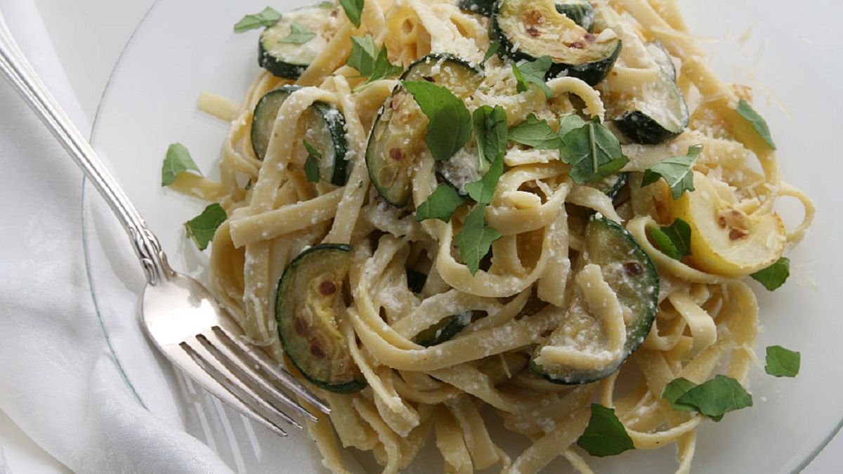 Makaron z cukinią i parmezanem to sycące i smaczne danie.