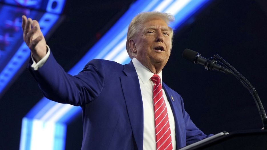 Donald Trump podczas wystąpienia w Phoenix 