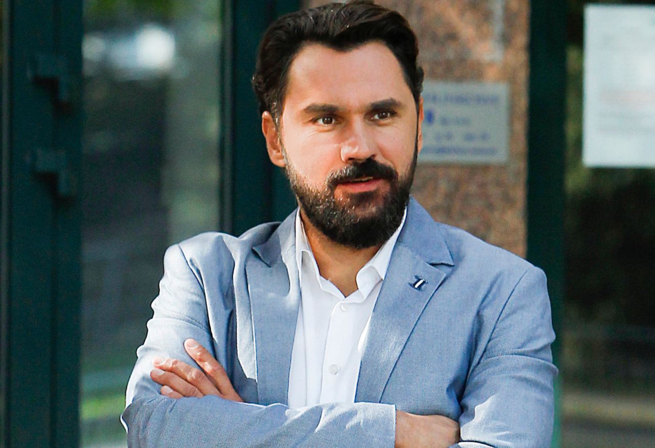 Widzowie znają go z "Barw szczęścia". Nie każdy wie, że ma znaną żonę