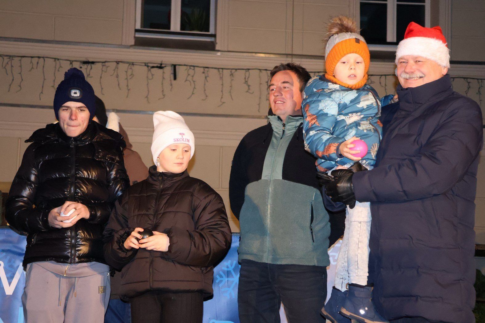 W piątek, 5 grudnia 2025, miasto rozbłysło tysiącami światełek za sprawą wydarzenia &#34;Pleszew wita Boże Narodzenie&#34;. Pleszew po raz kolejny wygląd jak wyjęty ze świątecznej bajki!