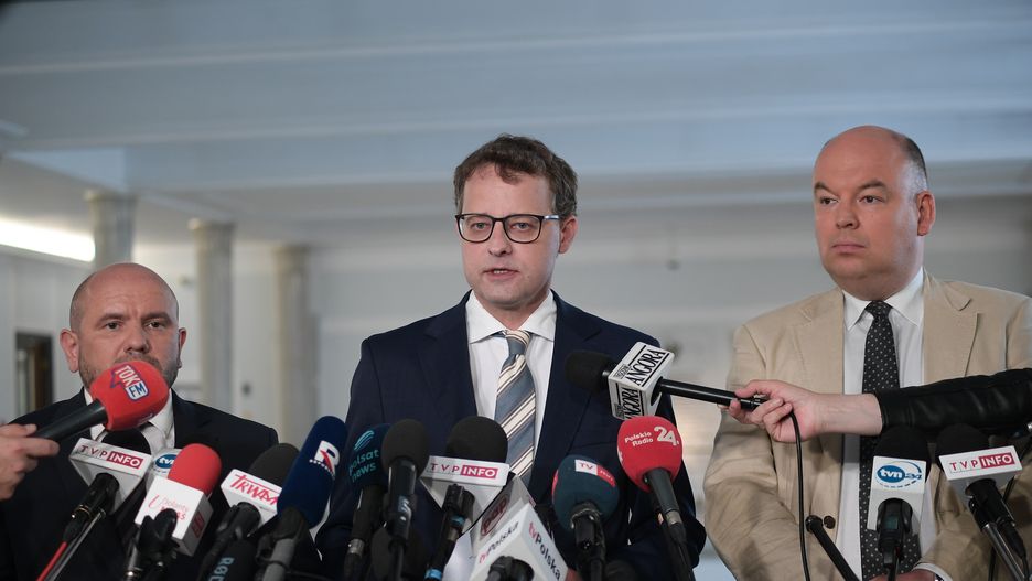 Marcin Romanowski, Mariusz Gosek, Jan Dziedziczak
Marcin Obara
briefing prasowy, konferencja, konferencja prasowa, pis, polityk polityka, romanowskiego, sejm, sejmie, zatrzymanie, 10 10. X, kadencja, kadencji, polityk, polityka, pos�owie, decyzja s�du, immunitet, uwolnienie, polityk Suwerennej Polski, Suwerenna Polska