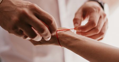 Co oznacza czerwona nić na nadgarstku? Noszą ją celebryci