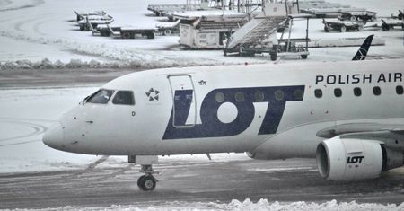 Problemy na Lotnisku Chopina z powodu śniegu. Są przekierowane i odwołane loty