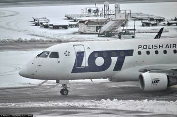 Problemy na Lotnisku Chopina z powodu śniegu. Są przekierowane i odwołane loty