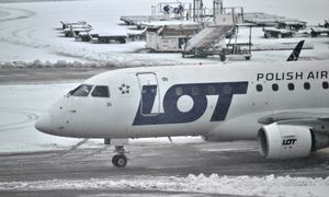 Problemy na Lotnisku Chopina z powodu śniegu. Są przekierowane i odwołane loty