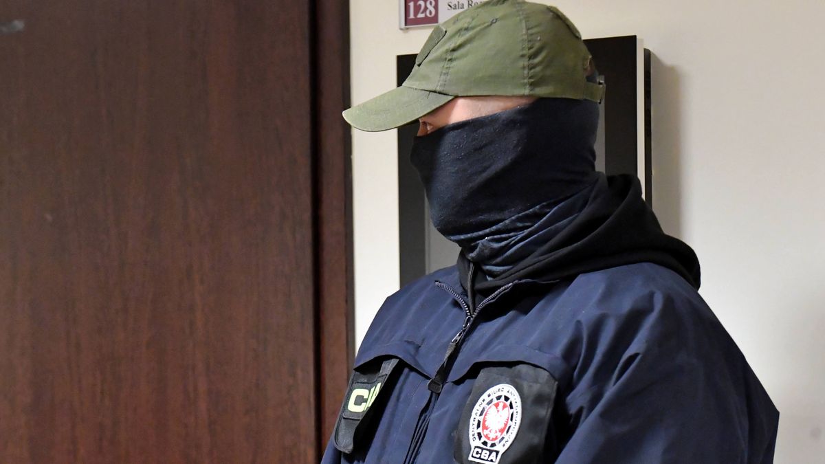 funkcjonariusz CBA
Marcin Bielecki
adwokat, areszt, by�y wiceminister, CBA, Centralne Biuro Antykorupcyjne, fnkcjonariusz, Marcina Dubienieckiego, podejrzani, podejrzany, przest�pstwo, s�d, S�d Rejonowy, SKOK, s�u�by, sprawa, zarzuty, zatrzymanie, zatrzymany