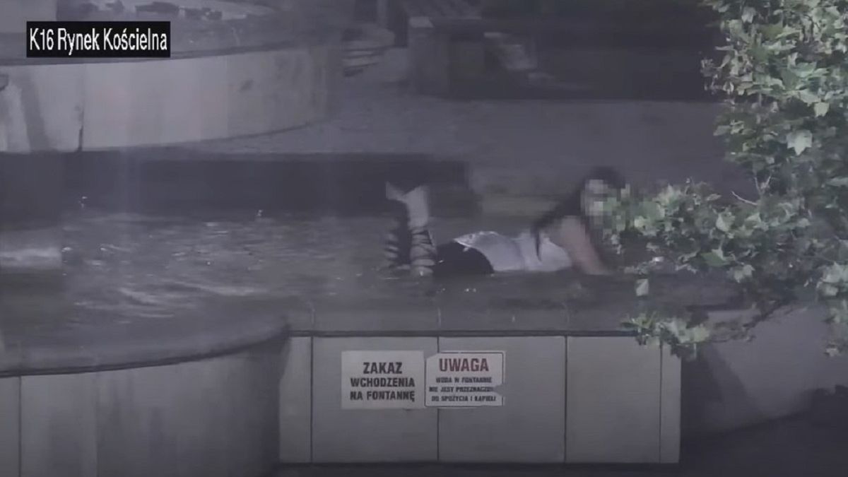 Tak zabawiała się w fontannie. 