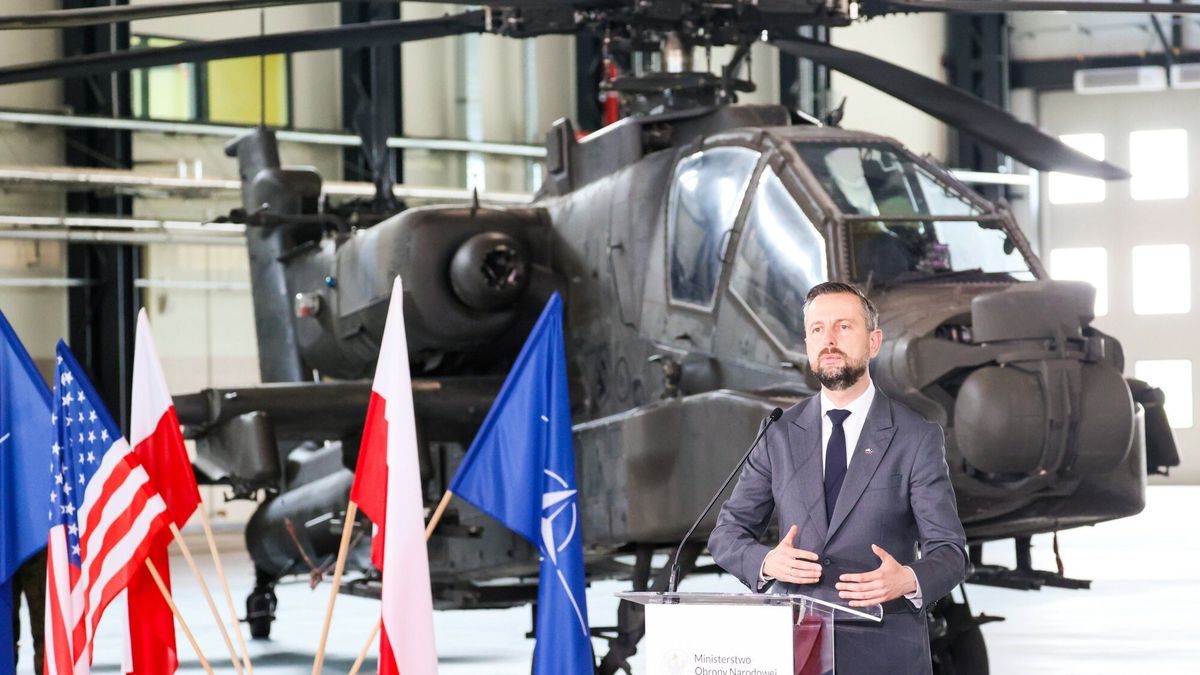 ?mig?owce APACHE AH-64D w Inowroc?awiu
Fot. Wojciech Olkusnik/East News, 17.06.2025. 56. Baza Lotnicza. Przyjecie smiglowcow AH-64D APACHE na wyposazenie Sil Zbrojnych RP w ramach umowy leasingowej.
N/z: wicepremier, minister obrony narodowej Wladyslaw Kosiniak-Kamysz
Wojciech Olkusnik