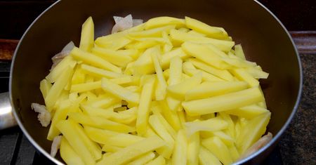 Pokrój ziemniaki i dosyp jeden składnik. Wyjdą frytki lepsze niż z McDonald's
