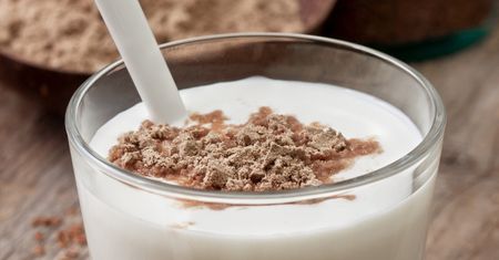 Wsyp 1 łyżkę do kefiru i wypij na czczo. Oczyścisz jelita, a kilogramy polecą w dół