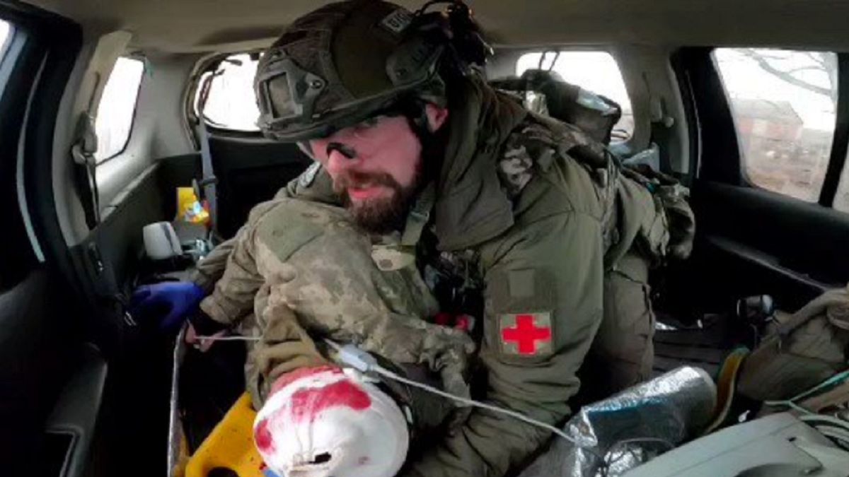 Damian Duda jest szefem polskiego zespołu medyków