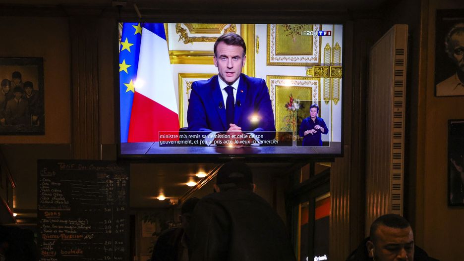 A screen shows the French President Emmanuel Macron delivering a televised speech to the French nation, in Paris, France, 05 December 2024. French President Emmanuel Macron addressed the nation a day after the government of the French Prime Minister Michel Barnier lost a no-confidence vote at the National Assembly. EPA/TERESA SUAREZ Dostawca: PAP/EPA.