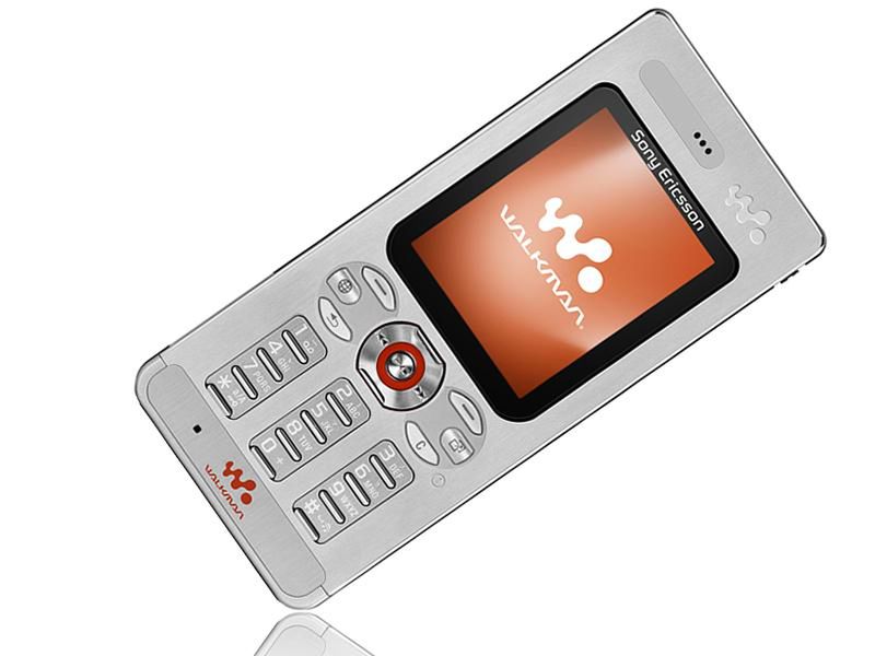 Sony Ericsson W880i: dzisiaj już nikt nie produkuje specjalnych telefonów muzycznych, ale kiedyś były one prawdziwym hitem, porównywalnym do dzisiejszego sprzętu „dla graczy”. Źródło: Materiały prasowe producenta