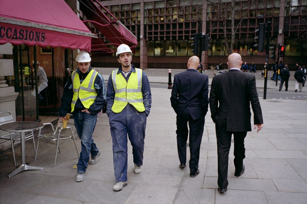 © Nick Turpin, z serii Trading Life, Broadgate, Londyn / London, 2004. Materiały prasowe wystawy „Street Photography Now. Fotografia uliczna tu i  teraz”