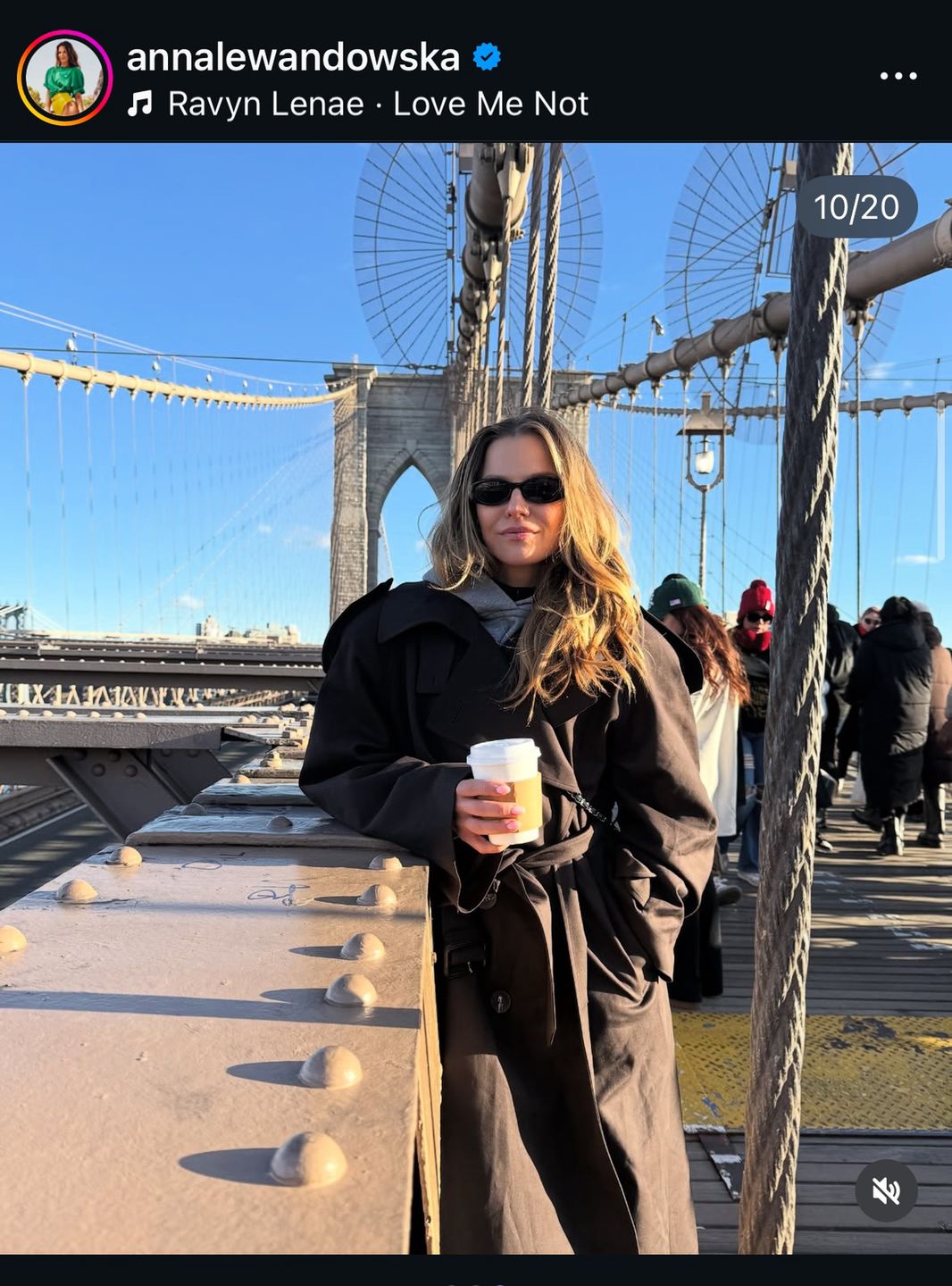 Lewandowsk jest w Nowym Jorku i pozuje czekoladowym płaszczu