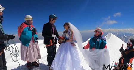 Ślub na szczycie Andów. Para młoda wspinała się na ceremonię trzy dni