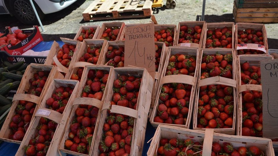 Na straganach jest w czym wybierać wśród świeżych jarzyn i owoców oraz sadzonek