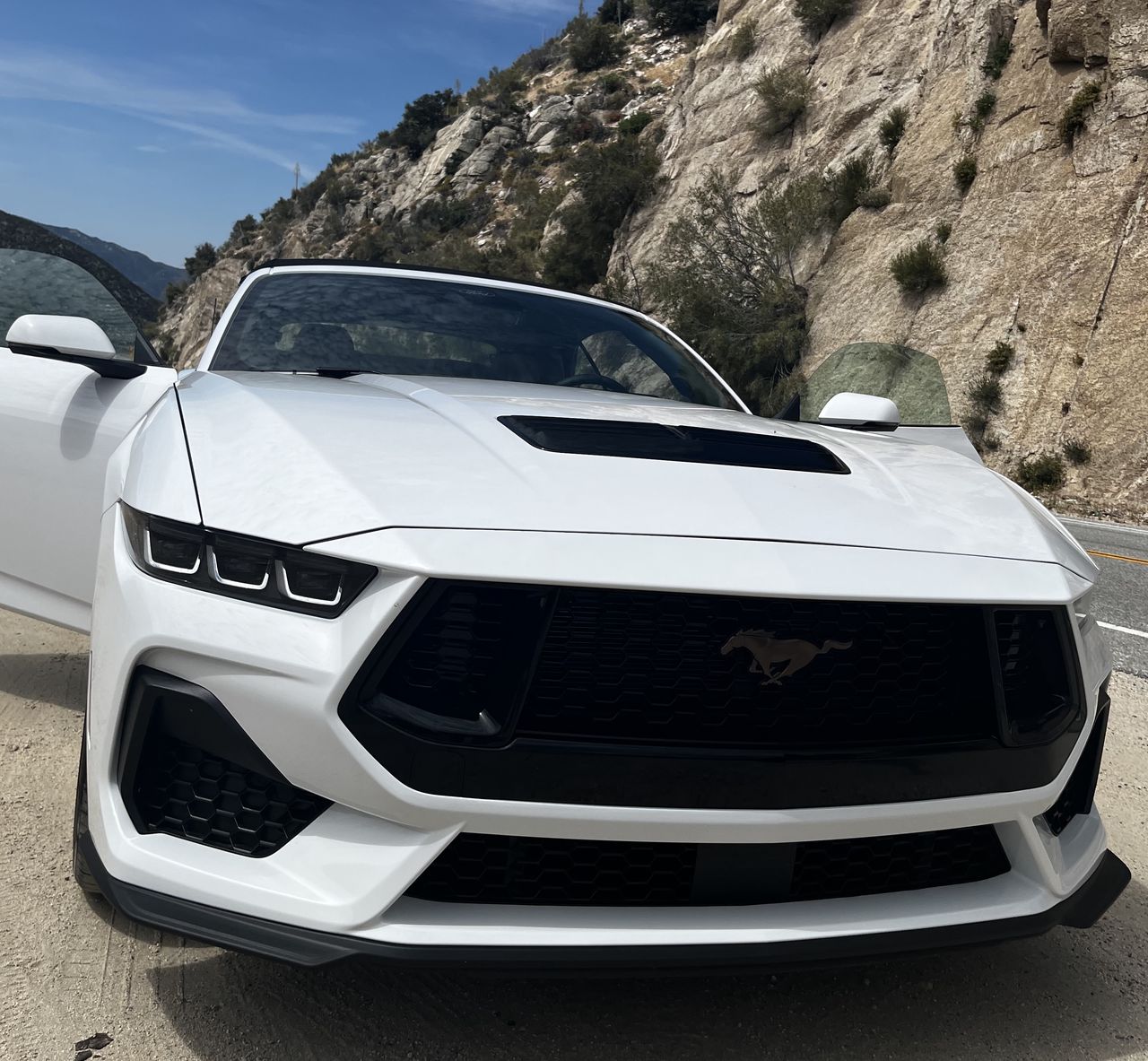 Nowy Ford Mustang na kalifornijskich drogach