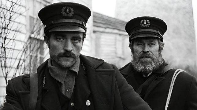 Robert Pattinson i Willem Defoe w "The Lighthouse"