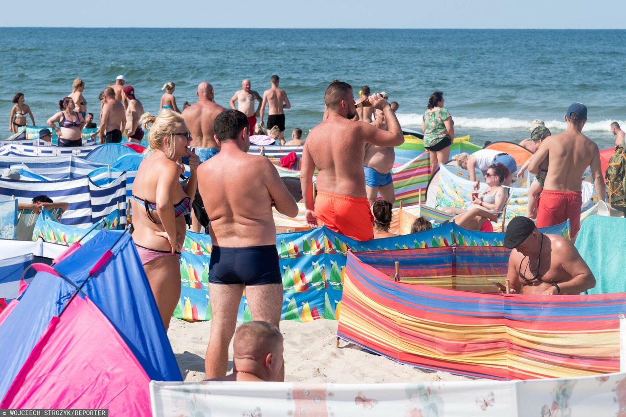 Nietrzeźwi rodzice często "gubią" dzieci na plaży - fotografia ilustracyjna