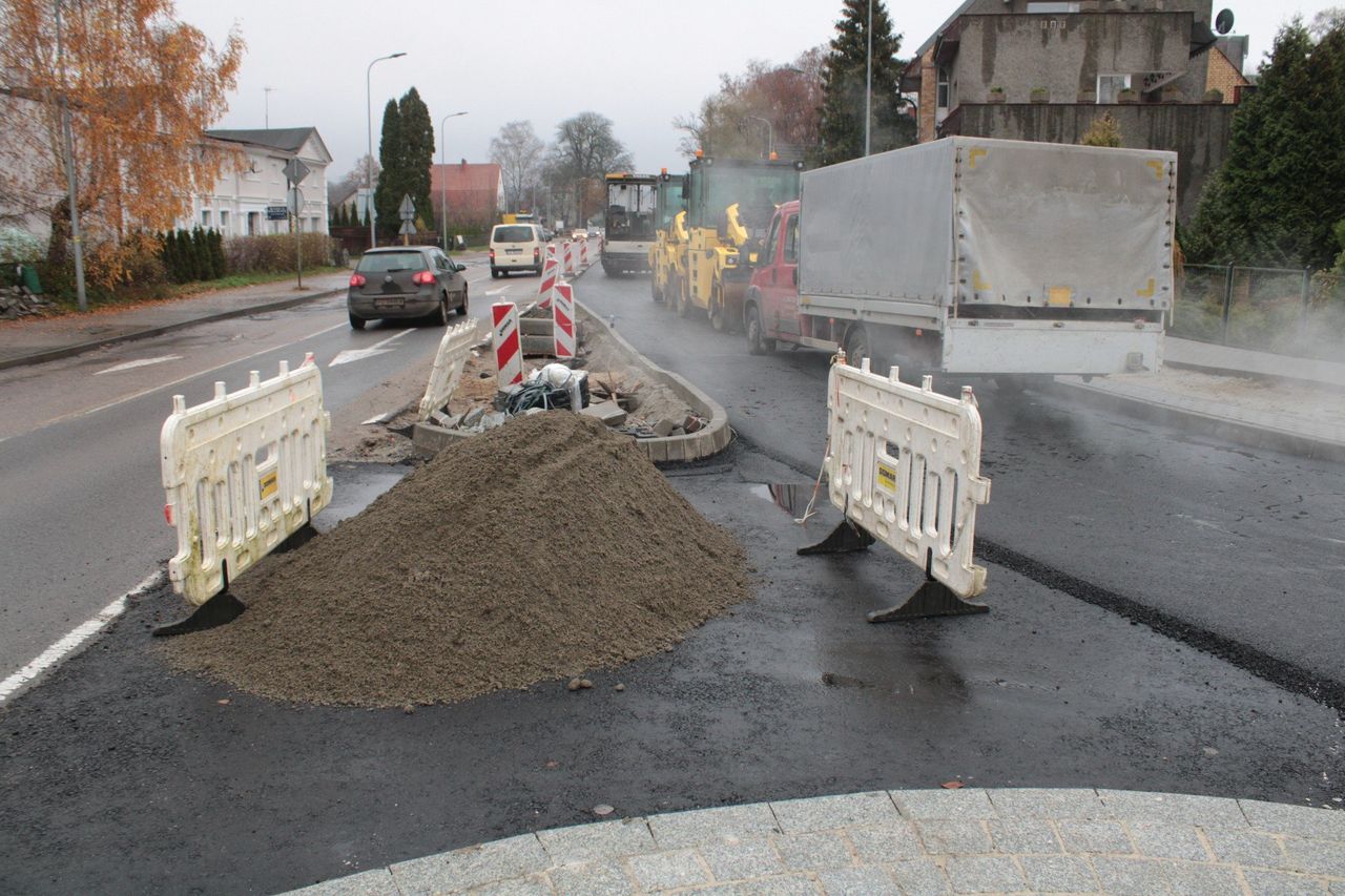Koszalin: Przebudowa ulicy Zwycięstwa. Na osiedlu Rokosowo kładą już nowy asfalt