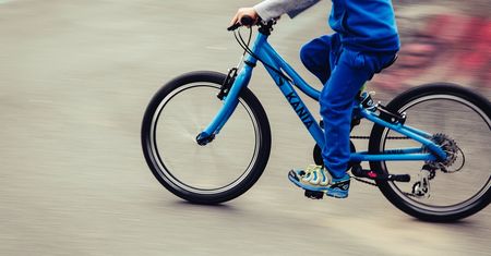 Przejechał na rowerze 25 km. Przerażonego chłopca znaleźli policjanci
