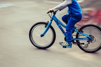 Przejechał na rowerze 25 km. Przerażonego chłopca znaleźli policjanci