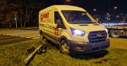 Lublin: Zmieniał pas jezdni, doprowadził do zderzenia z toyotą i staranował sygnalizator