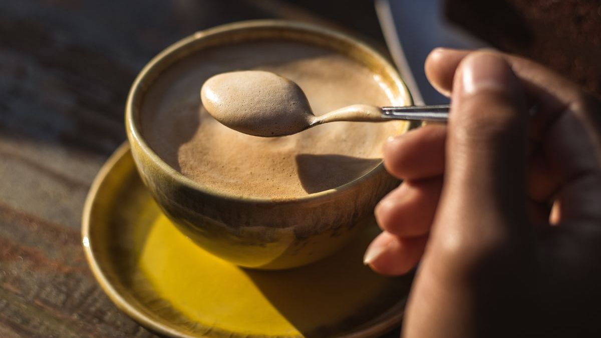 Kawa z tahiną jest kremowa i naturalnie słodka