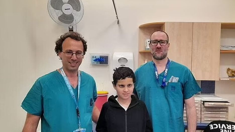 Dr Ohad Einav i Ziv Asa z 12-letnim Suleimanem Hassanem