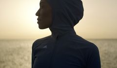 adidas wzmacnia inkluzywność dzięki pierwszej w historii kolekcji strojów kąpielowych z pełnym zakryciem (wideo)