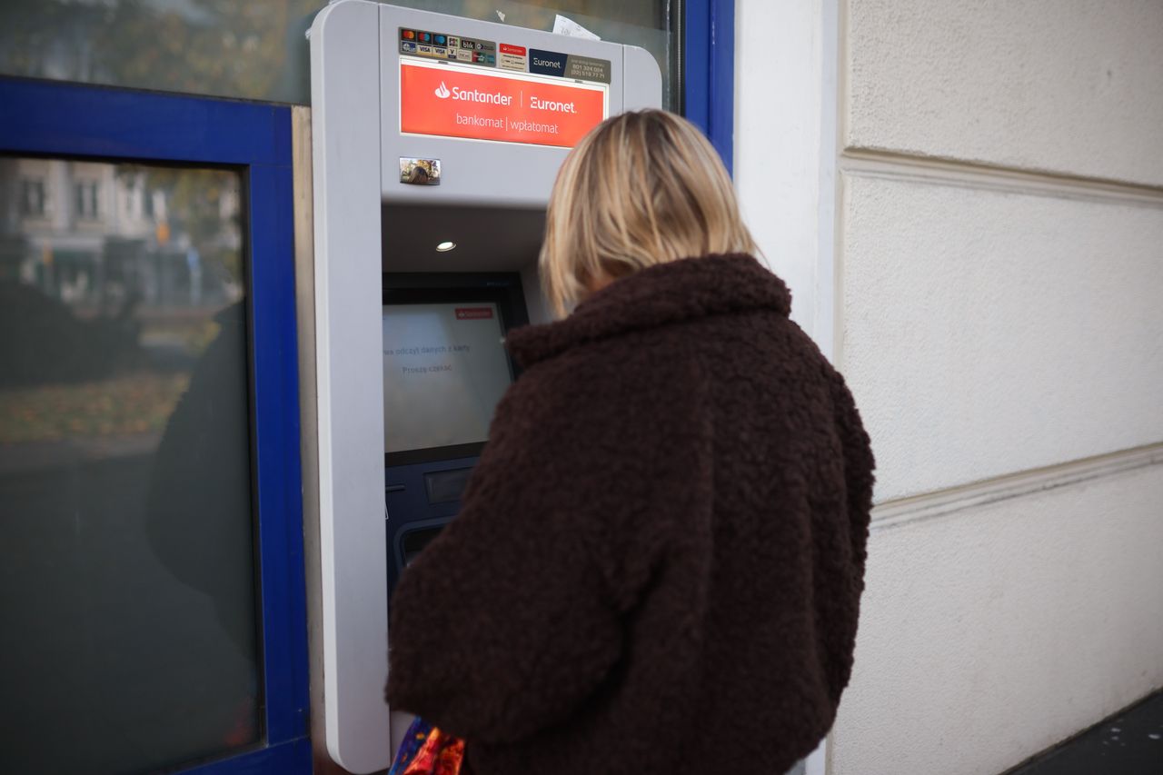 Unikaj wkładania karty do bankomatu. Oto powód