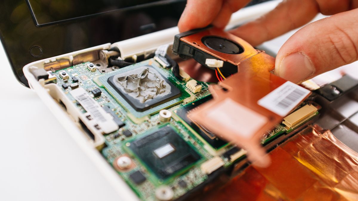 Często throttling laptopa wynika z asekuracyjnych limitów fabrycznych, nie słabego układu chłodzenia. Źródło: Depositphotos