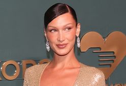 Co za blask. Bella Hadid cała w złocie. Na ściance towarzyszyła jej mama