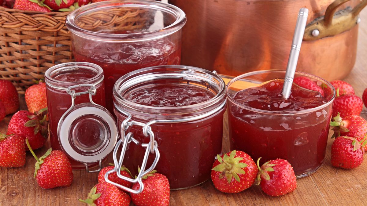 Dżem truskawkowy z dodatkiem płatków róży