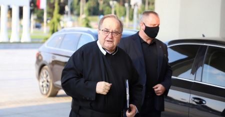 Stacja ojca Rydzyka upomniana przez KRRiT! Chodzi o treści zoofilskie