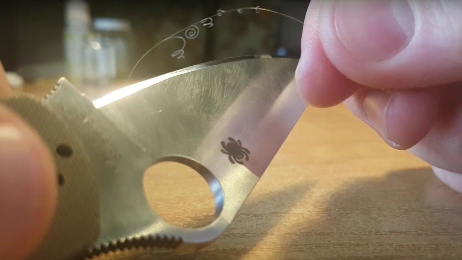 Niesamowicie ostry nóż Spyderco Paramilitary. Zastrugasz nim ludzki włos 1