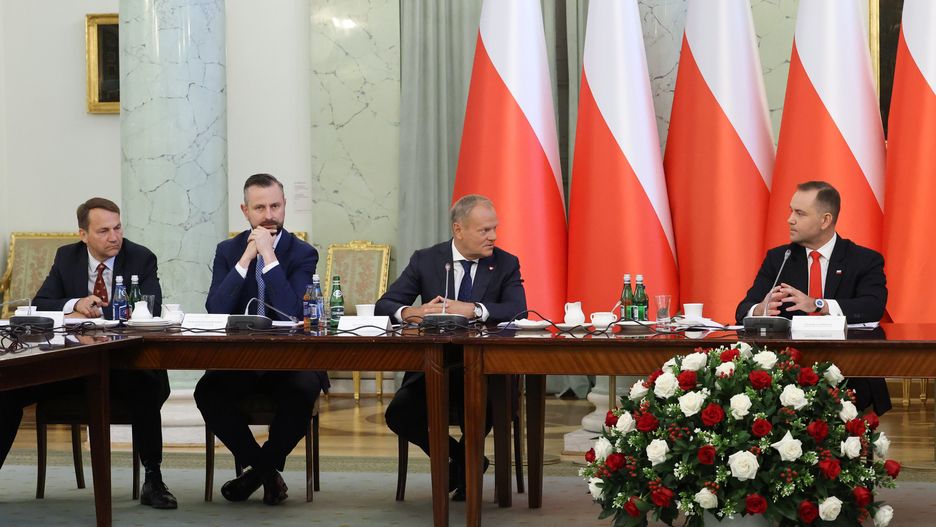 Warszawa, 27.08.2025. Prezydent RP Karol Nawrocki (P), premier Donald Tusk (2P) oraz wicepremier, minister obrony narodowej Władysław Kosiniak-Kamysz (2L) i wicepremier, minister spraw zagranicznych Radosław Sikorski (L) podczas posiedzenia Rady Gabinetowej w Pałacu Prezydenckim w Warszawie, 27 bm. (mr) PAP/Albert Zawada