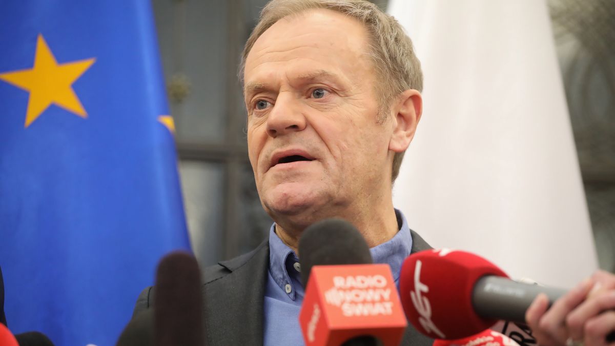 Warszawa, 01.12.2023. Przewodniczący PO Donald Tusk podczas wspólnej konferencji prasowej z marszałkiem Sejmu Szymonem Hołownią, po spotkaniu polityków w Sejmie w Warszawie, 1 bm. (mr) PAP/Albert Zawada