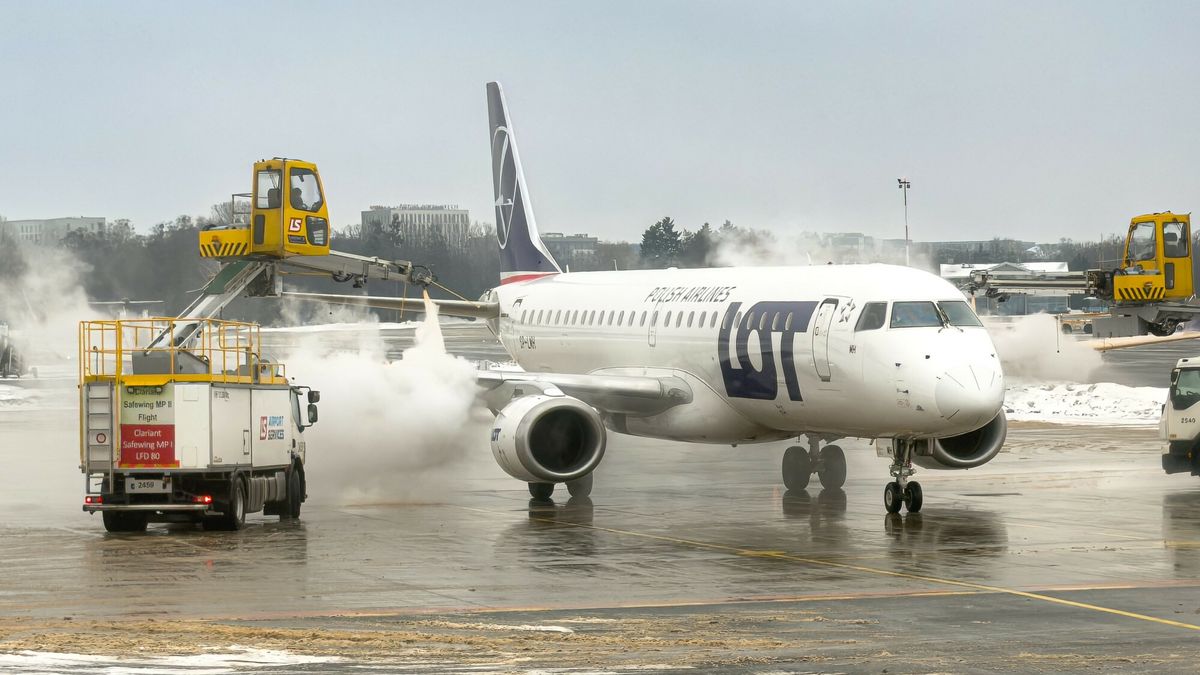 Zawrócono samolot LOT-u