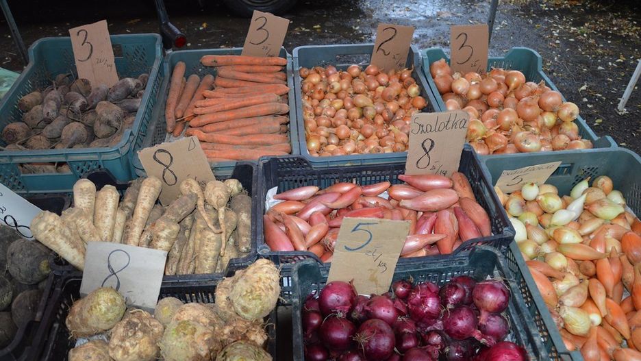 Owoce i warzywa na na placu targowym w Stalowej Woli