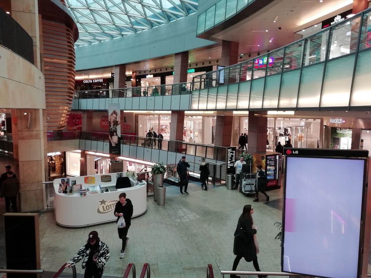 Prokuratura bada sprawy śmierci w Złotych Tarasach. "To nie były nieszczęśliwe wypadki"