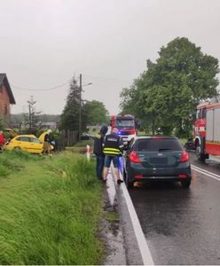 Koszmarny wypadek w Pokrzywnicy, zginęła nastolatka. Wiozła swoją mamę