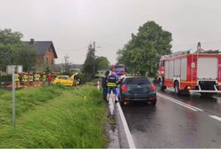 Koszmarny wypadek w Pokrzywnicy, zginęła nastolatka. Wiozła swoją mamę